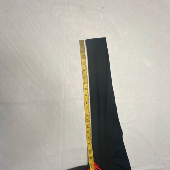 UNDER ARMOR SPORTS TOP - Picture 10 of 14